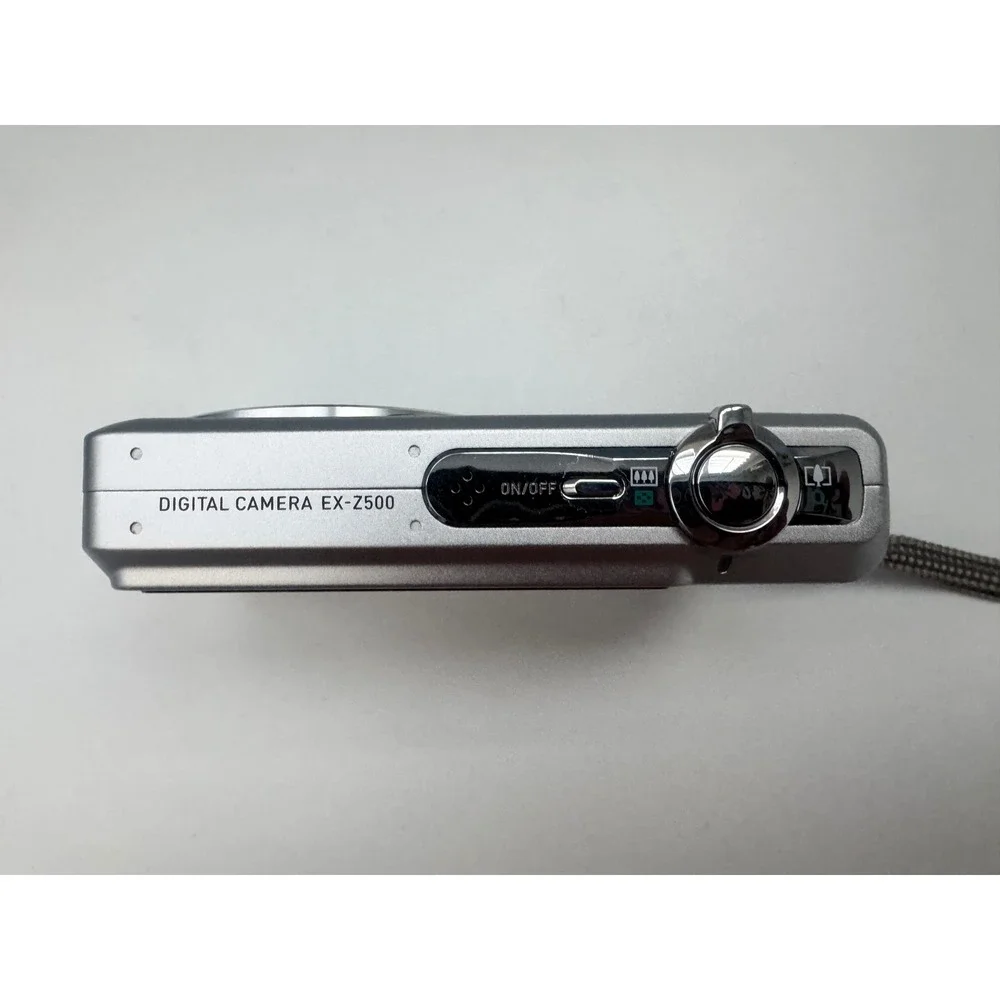 Casio Exilim EX-Z500 5.0MP Digital Camera Silver Bundle with SD Cards